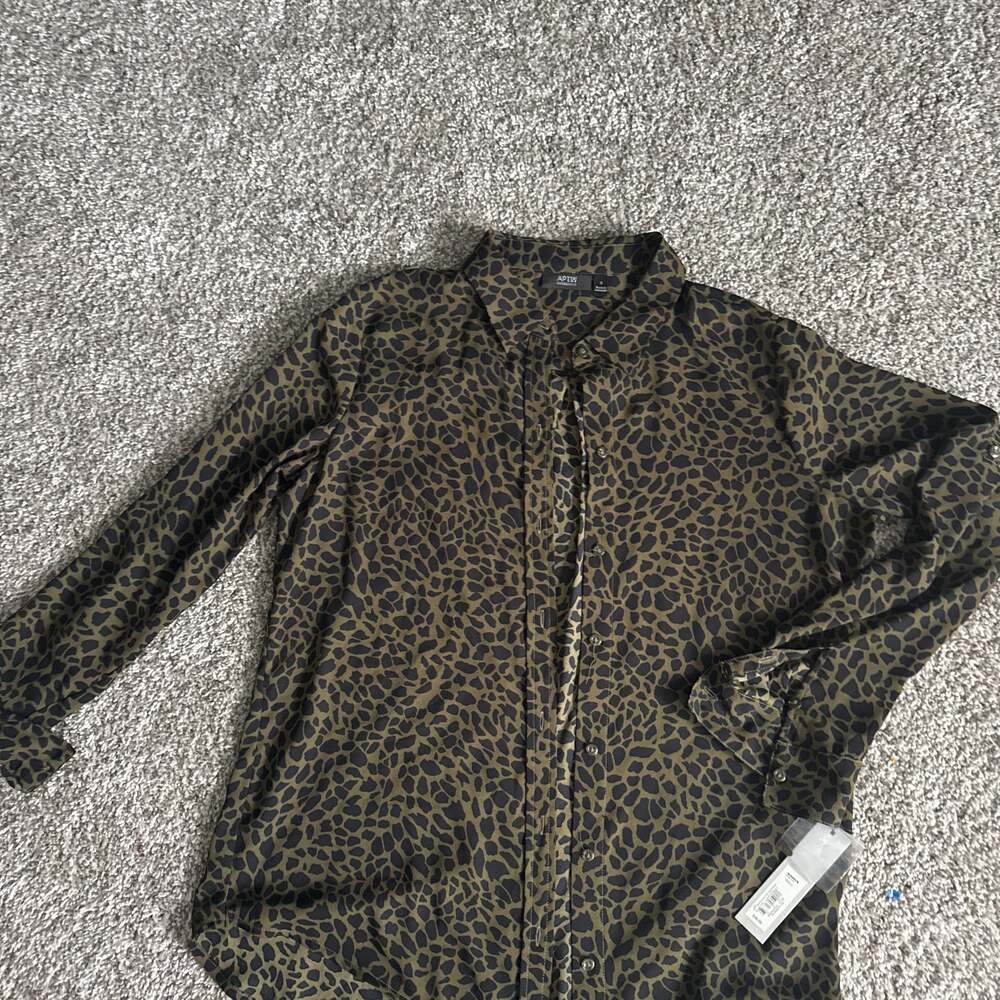 APT.9 Women's Button Down Shirt Long Sleeve Animal Print Lightweight Sz M Green
